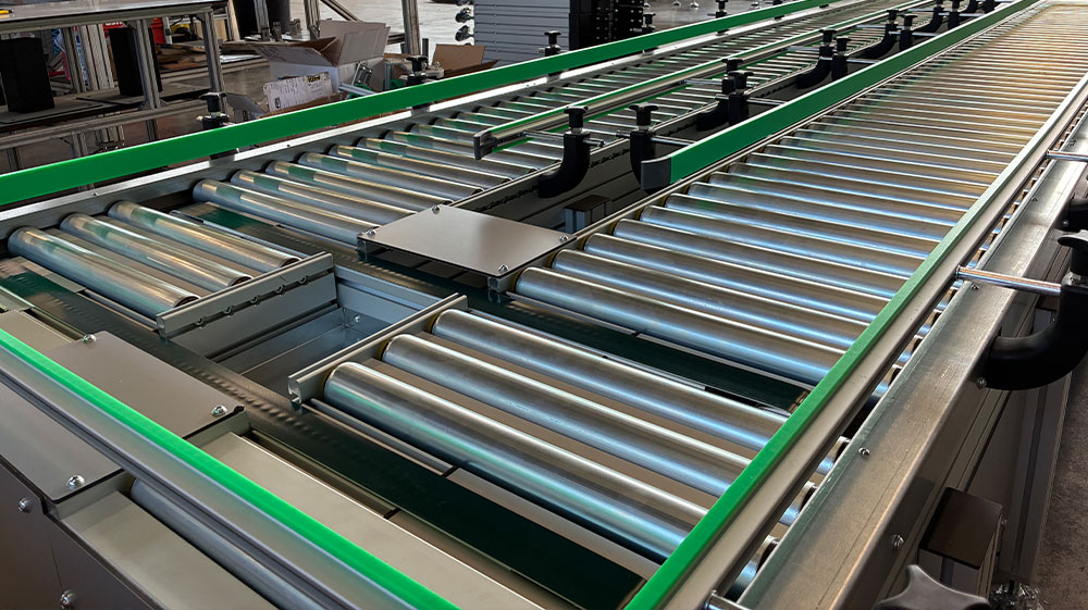 Automated industrial roller conveyors: Alutec’s solution for the controlled handling and accumulation of boxes at the end of the line