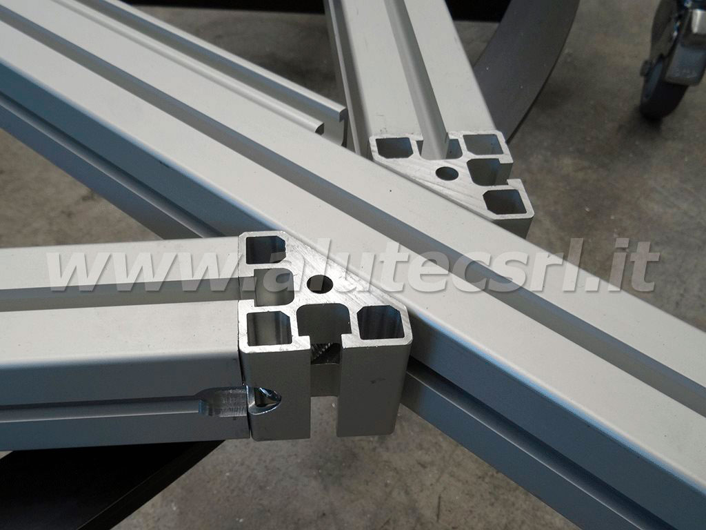 104503 - 45x45 Winkel / 8mm Hohl / Hohl / Aluminiumprofile / Produkte / Alutec | Profili in alluminio, sistemi di trasporto e automazione industriale - Alutec Group 104503 - 45x45 Winkel / 8mm Hohl / Hohl / Aluminiumprofile / Produkte / Alutec | Profili in alluminio, sistemi di trasporto e automazione industriale - Alutec Group